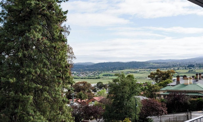 East Launceston Apartment | Urban apartment Parkside, Cozy Lounge & Dining