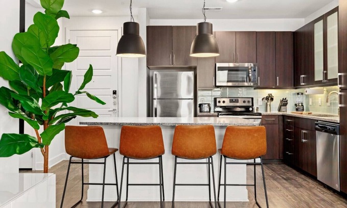 Bouldin Apartment | Urban apt 2BR Downtown Lake · Pool Gym · Garage