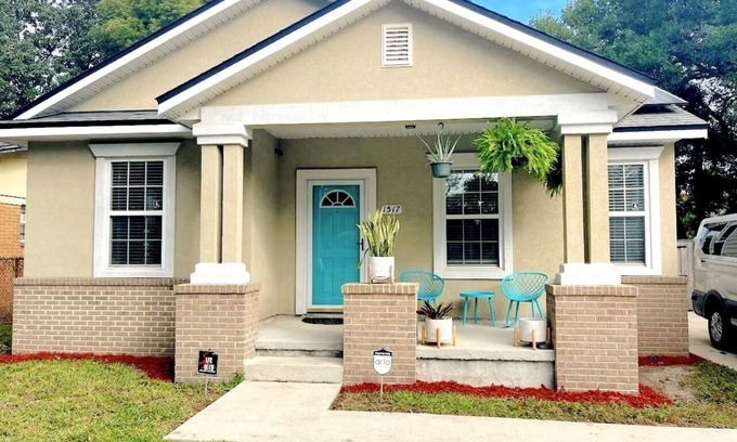 Urban Core House | Urban Bungalow 5min to Ever-bank Field