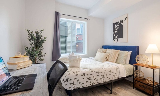 Pointe-Saint-Charles Apartment | Urban Chic 3BR| Griffintown Escape