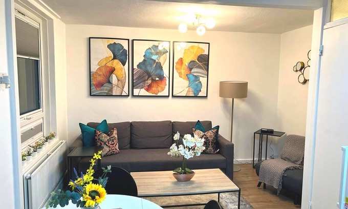 Tottenham Hale Apartment | Urban Chic 4Bedroom/2Bathroom Duplex Flat with FREE WIFI & Parking