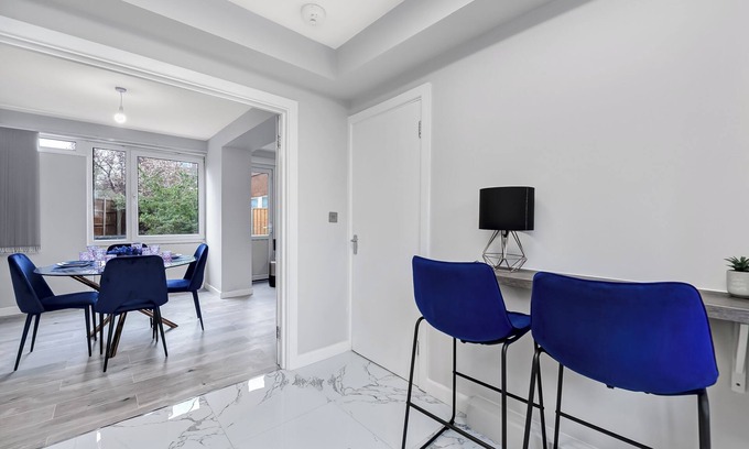 Hackney Wick Apartment | Urban Chic Getaway: 4-BR with an Outdoor Haven