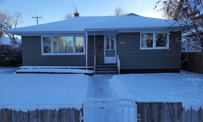 Brandon House | Urban Chic Guest Retreat- 1100sqft 3Bdr
