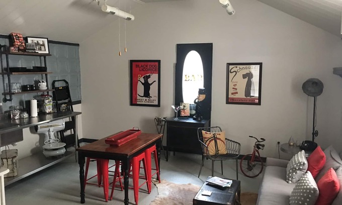 Greater Belhaven House | Urban Chic Studio, Private, 1B1B. Belhaven area. Near campus& hospitals.