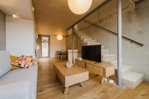 Te Aro Apartment | Urban Chic Townhouse - 2BR Modern Industrial Vibe