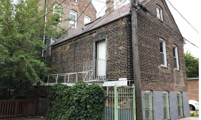 Little Village Apartment | Urban Coach Casa * parking * 10 min to downtownn