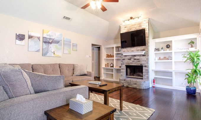 Irving House | Urban Cottage At the Heart of Irving and DFW