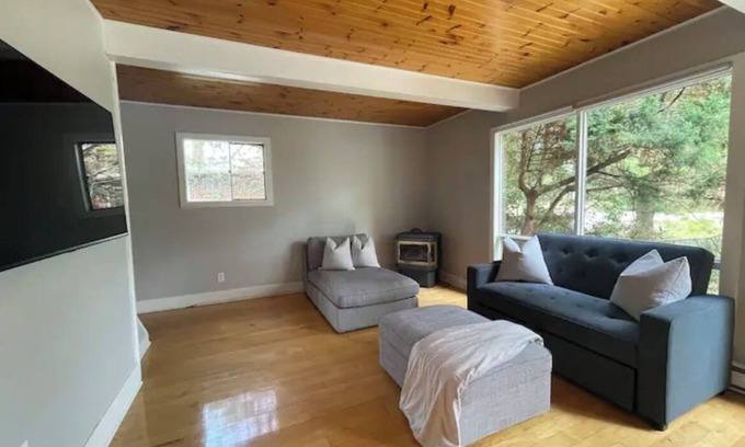 Kingston House | Urban Cottage Style House - Close to lake/University