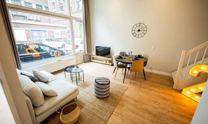 Stadsdriehoek Apartment | Urban Elegance 3BDR Apartment BSH