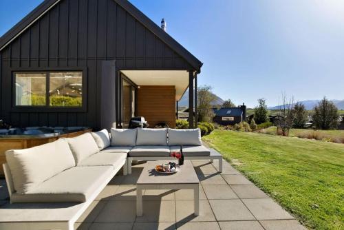 Kawarau Falls House | Urban Elegance