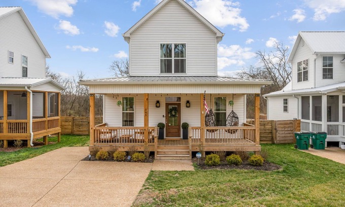 Nashville House | Urban Farmhouse - 4 bed, 3 bath - 1 ACRE YARD