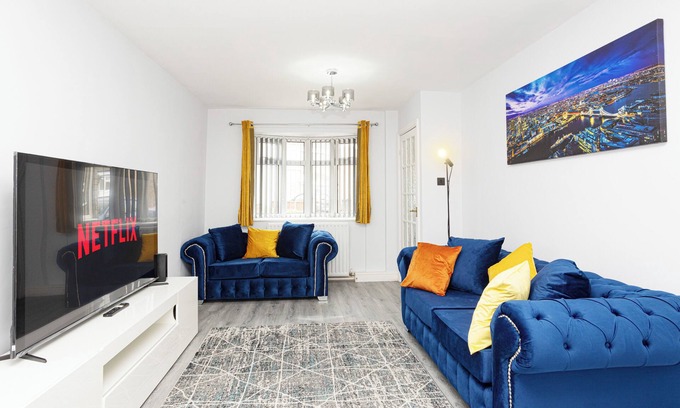 Cradley House | Urban Gem :A home away from home