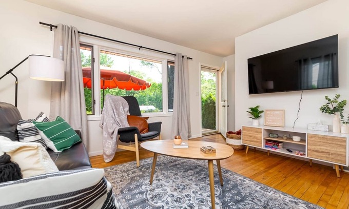 Traverse City House | Urban Gem: Minutes to Beach & Downtown W/Hot tub
