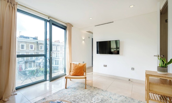 Haverstock Apartment | Urban Haven: Central, Modern Gem