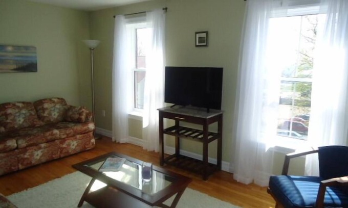 Queens Square Apartment | Urban Heritage Suite In The Heart Of Historic Olde Charlottetown
