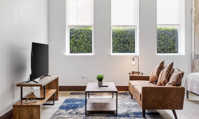 Cedars Apartment | Urban Loft in the City!