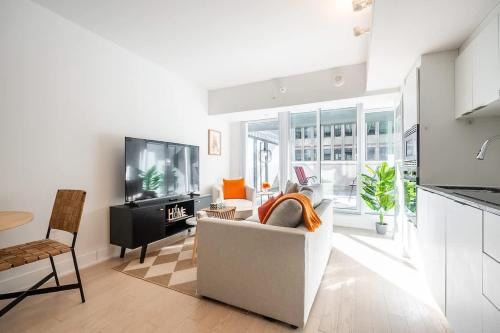 Bay Cloverhill Apartment | Urban Luxury in the Heart of Downtown Toronto
