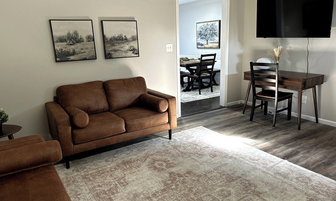 Grandview House | Urban Modern Retreat + Garage Parking
