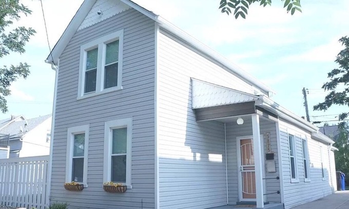 Detroit - Shoreway House | Urban Oasis- Centrally located- Walkable to Beach