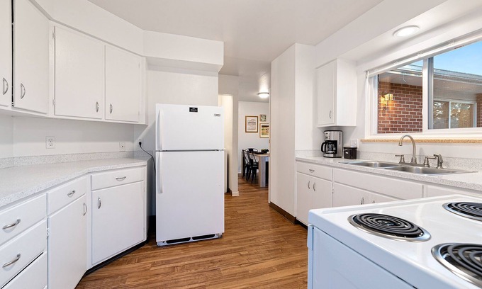 University Acres Condo | Urban Oasis Near Old Town & Pvh – Dog Friendly!