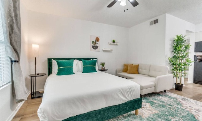 Hyde Park Apartment | Urban Oasis Studio - Austin - 8 mins to Downtown
