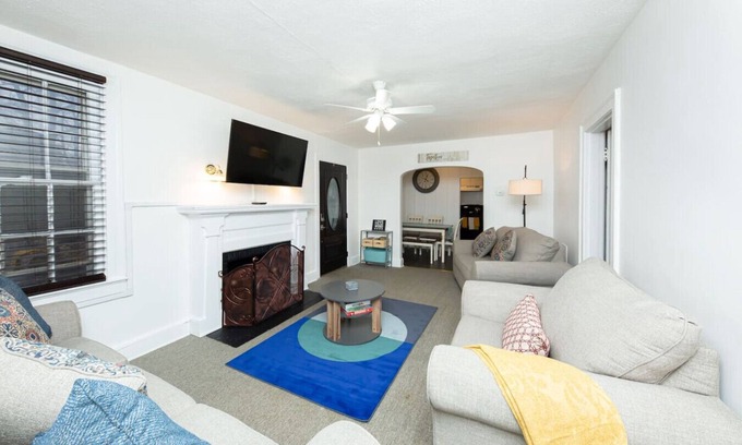 Waycroft - Woodlawn House | Urban Oasis: Vibrant Charm 5 Mins from DC!