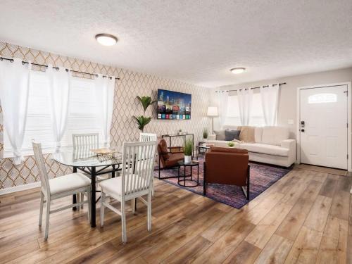 West Columbus House | Urban Oasis w Hot Tub Near Downtown & Arena District