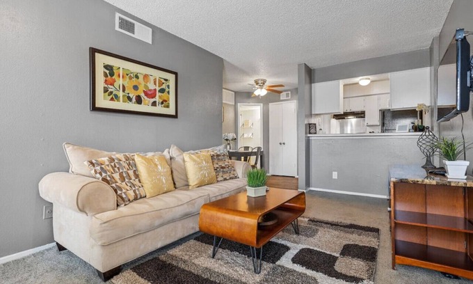 Park Central Apartment | Urban One Bedroom Apartment w. WIFI!
