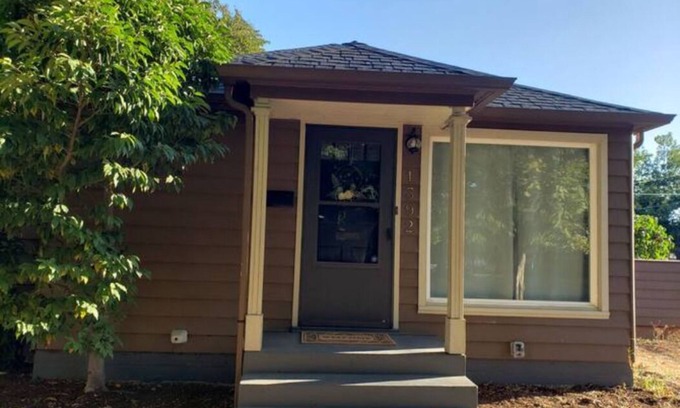West Eugene House | Urban Retreat! 1 mi to downtown. 2.5 mi to University of Oregon/Autzen stadium