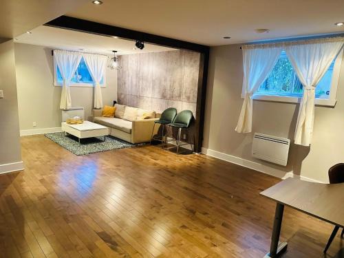 Saint-Hubert Apartment | Urban Retreat - 2 Bedroom, 3 Beds, 6 Guests, Free Parking