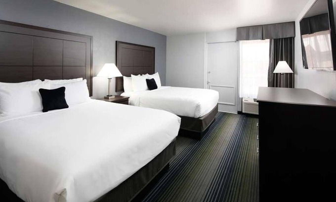 Downtown Tucson Hotel | Urban Retreat in the Heart of Tucson! 2 Family-friendly Units! Outdoor Pool!
