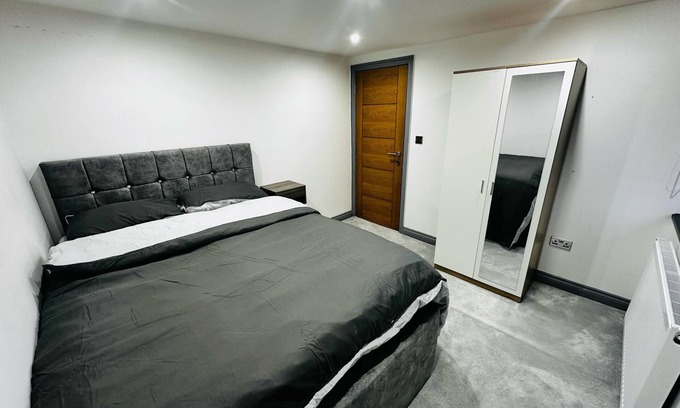 Broadheath House | Urban Retreat-Near MCR Airport