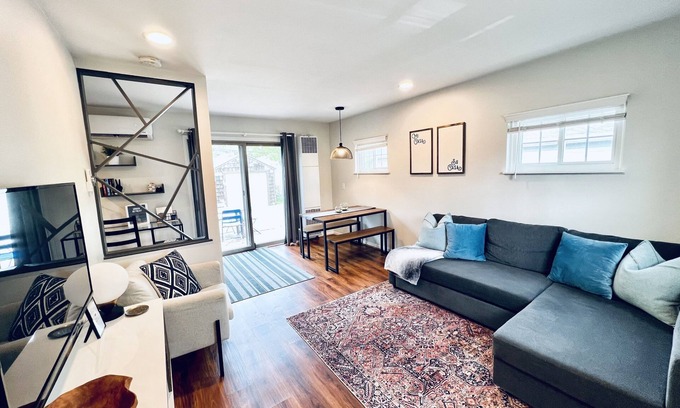 Ferndale House | Urban Retreat. Short walk to Downtown Ferndale.