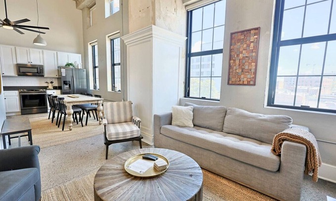 Old City Condo | Urban Retreat w/Downtown Views