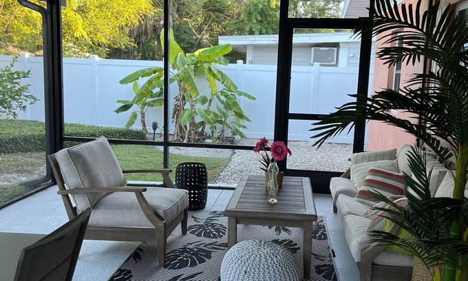 Bayou Oaks House | Urban Serenity among Mango Trees