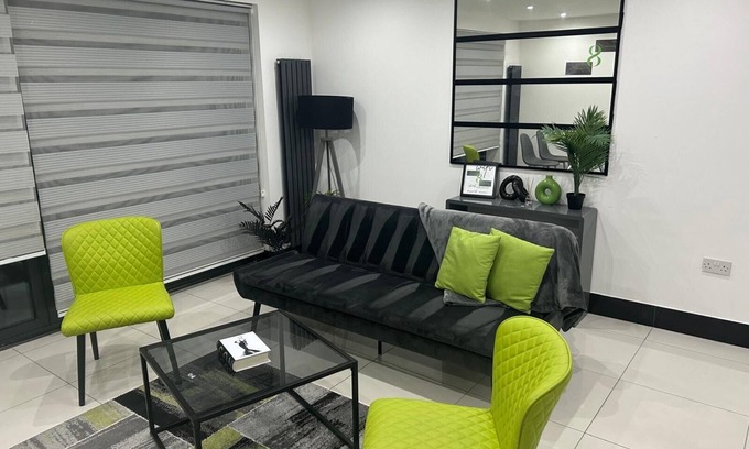 Selhurst Apartment | Urban, Sleeps 6 Private Garden-Family Pet Friendly