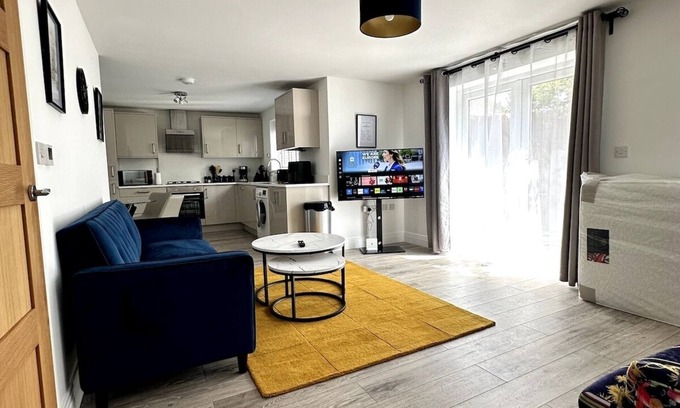 Woking Apartment | Urban Stay 5 Guests Free Parking
