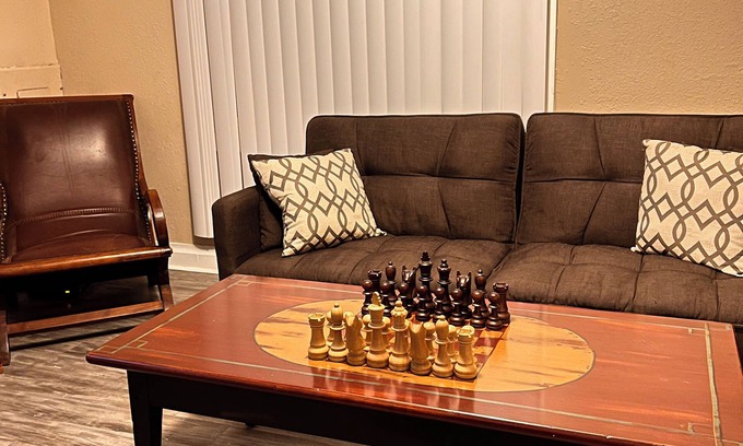Pleasure Ridge Park House | Urban Suburbia- quick drive to restaraunts, grocery store,