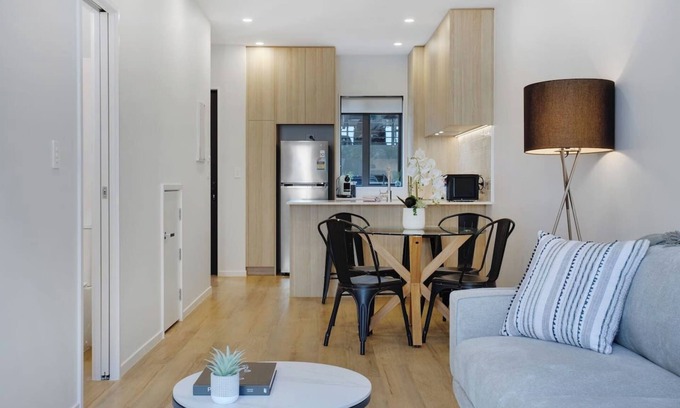 Greenlane - Ellerslie House | Urban Utopia Hideaway with Parking and Air-con