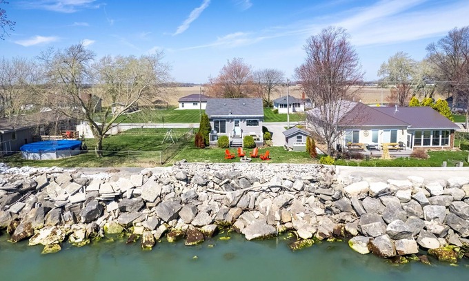 Leamington Cottage | Urban Villa: Lake Erie Serene Cottage