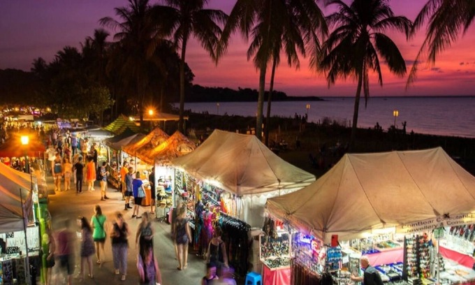 Larrakeyah House | UrbanRetreat: Modern ~ Outdoor Dining ~ Backyard