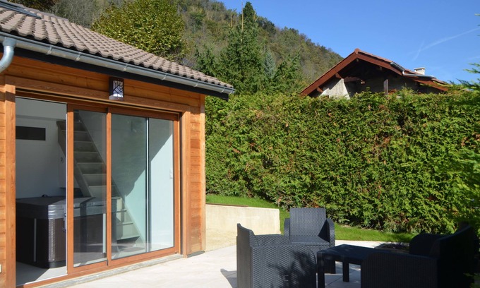 Vaulnaveys-le-Haut Apartment | Uriage rental with jacuzzi and terraces