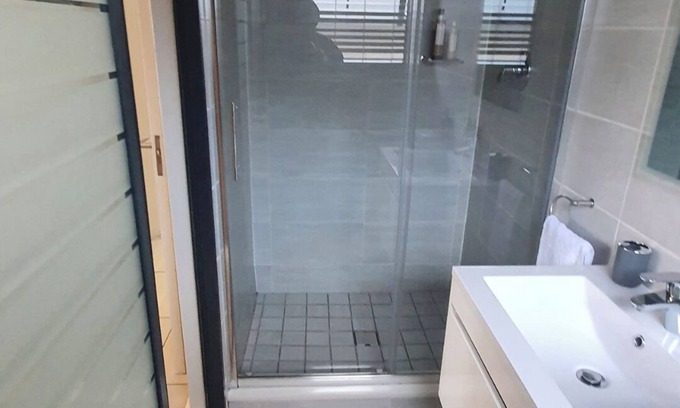 Kempton Park Apartment | URlyfstyle Cottage Near O. R Tambo international Airport