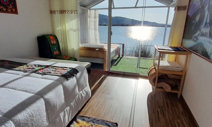 Puno Boat Rental | UROS AMARU MARKA FLOATING EXPERIENCE family room