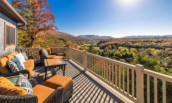 Broadway Cabin | Ursus Slumber -Hot Tub, Stunning Views, 3bdr/2bath