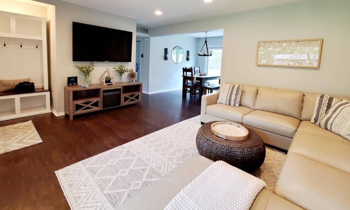 Clarkston House | *New* Your Charming Clarkston Home Away From Home