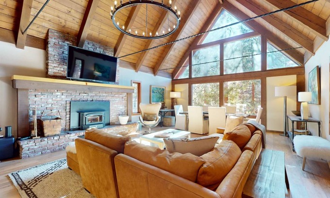 Round Hill Village House | 245 m² House ∙ 3 bedrooms ∙ 8 guests