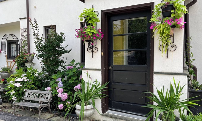 Wayne House | Ushmila's Nest- private entrance, bedroom & bathroom