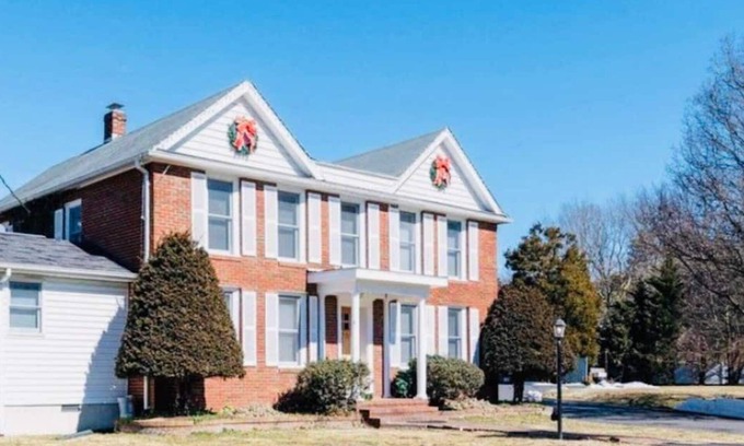 Annapolis House | USNA Stay w/Private Pool, King Beds, Furbabies & CHILD FRIENDLY GEAR