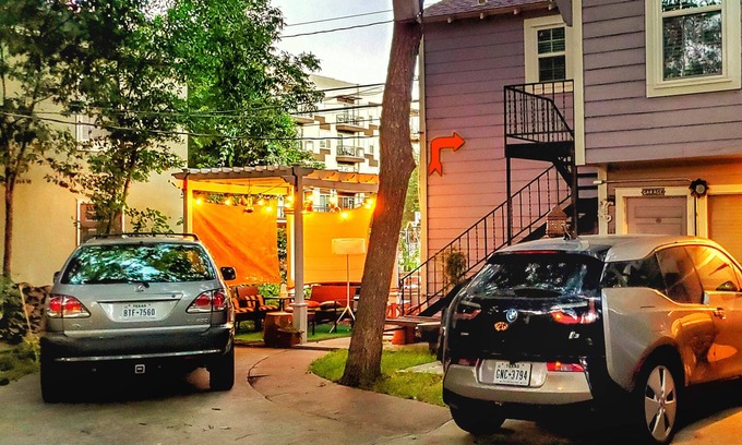 Hancock Cottage | UT Downtown Eco Private Carriage Pecan Tree House Free Wifi Wired Internet